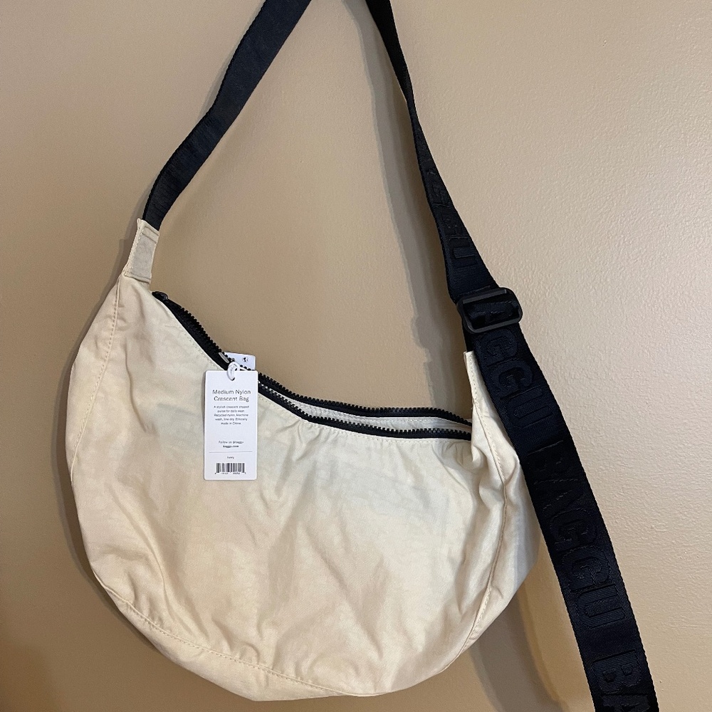 NWT Cream Baggu Medium Crescent Bag